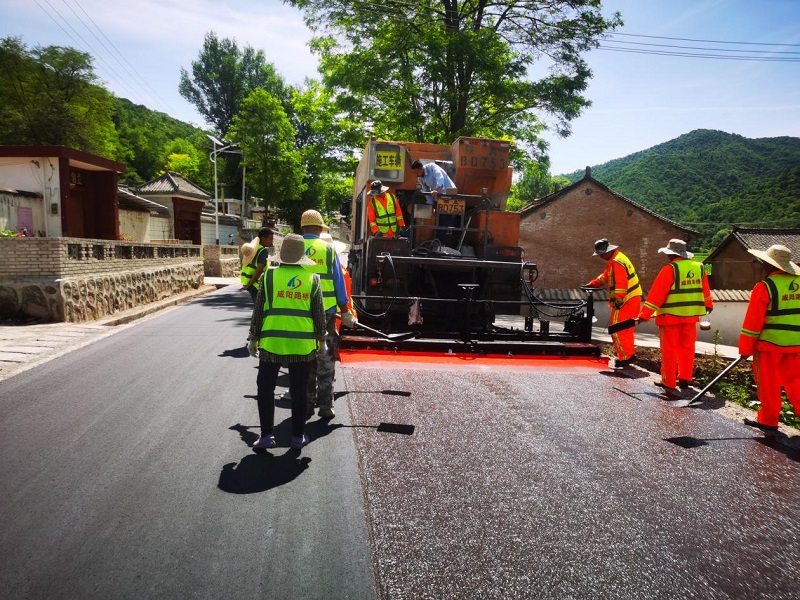 高温下的奋斗：公路大中修项目施工现场见闻